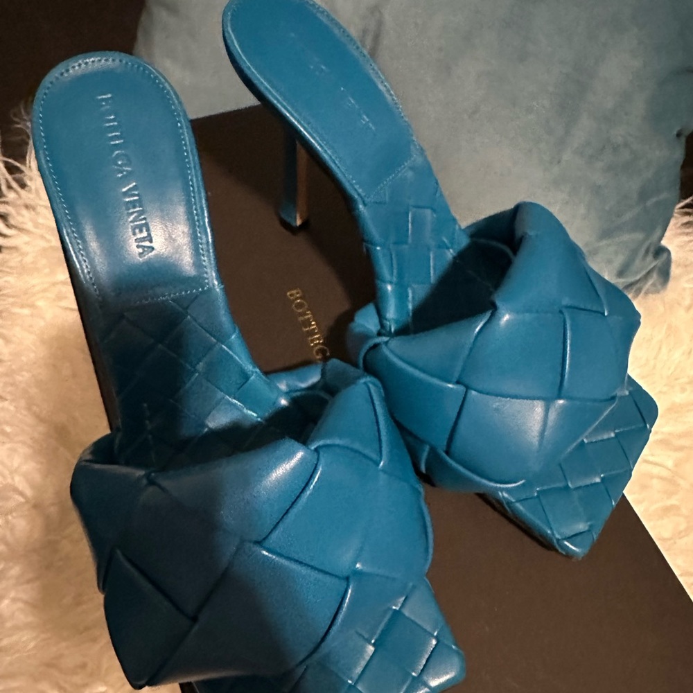 Bottega Veneta Sandal Maxi Tubolare Intreccio Nappa in Vintage Blu, Size 8